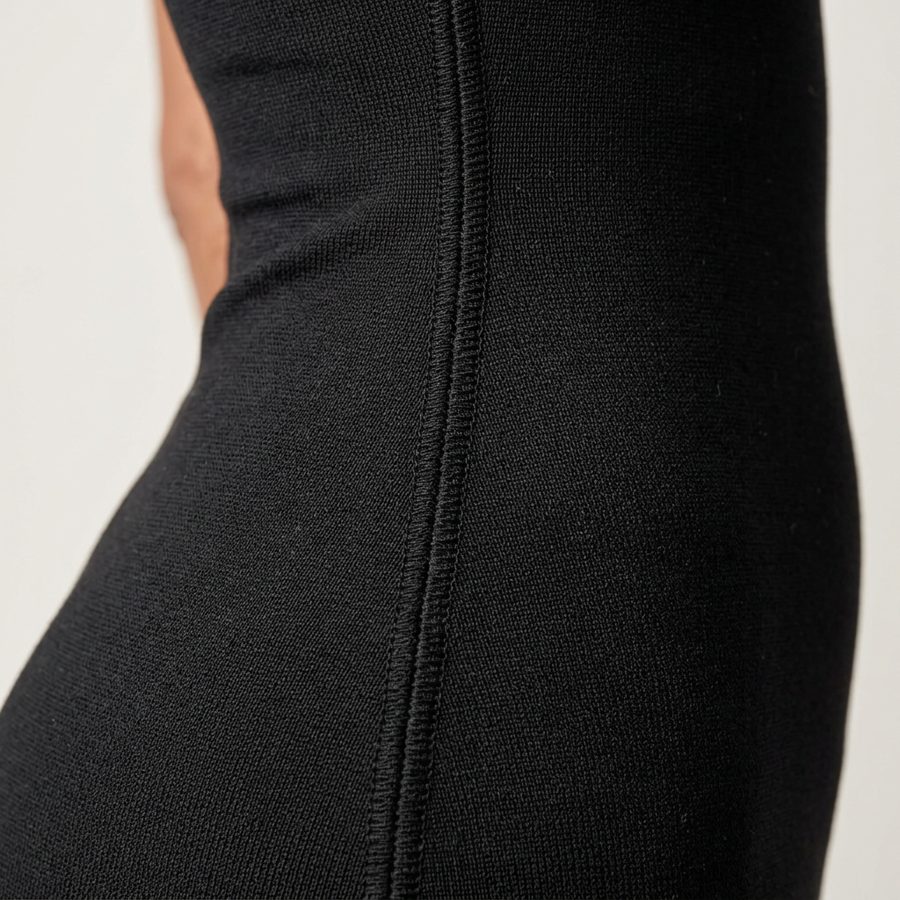 Acercamiento al tejido tacto terciopelo y a las costuras del vestido negro